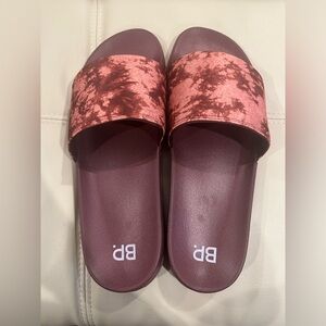 Men maroon BP slides size  13